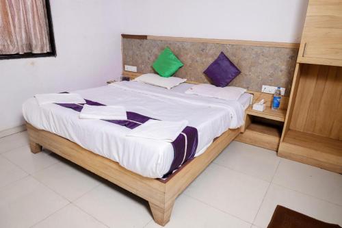 Giường trong phòng chung tại the green palm