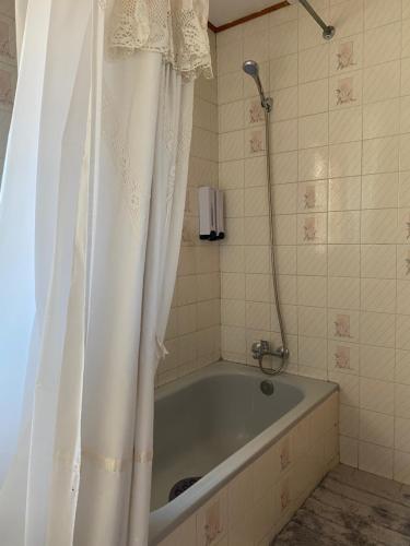 e bagno con vasca e doccia. di Terraza CasaOcho a Viña del Mar