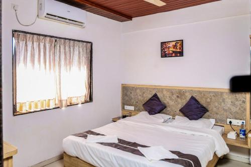 Giường trong phòng chung tại the green palm