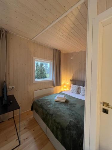 ein Schlafzimmer mit einem Bett in einem Zimmer mit Fenster in der Unterkunft Walnut house in Kulautuva