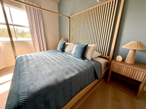 una camera da letto con un letto con testiera in legno di Lantana Sea La Vie - by ZenBreak a Saint James