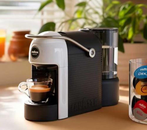 een koffiezetapparaat op een aanrecht met een kopje koffie bij La casetta rosa in Nicotera