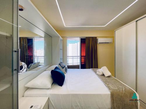 ein Schlafzimmer mit einem großen Bett und einem großen Spiegel in der Unterkunft Studio Iracema by Holiday Stays in Fortaleza