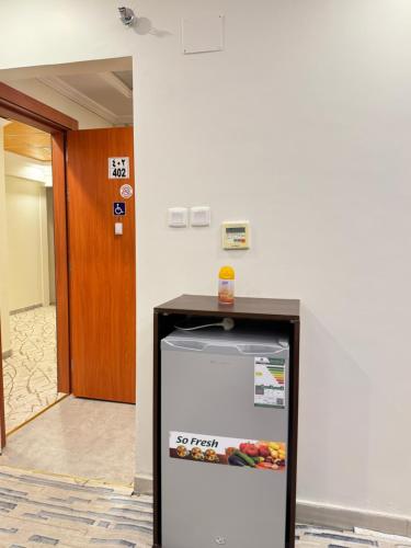 frigorifero in camera con parete di فندق اصيلة الاندلس a Muzdalifah