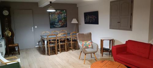 een woonkamer met een eettafel en stoelen bij Marioutat in Arrens-Marsous