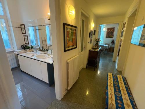 een badkamer met een wastafel en een aanrecht bij Il Gelsomino "Meraviglioso appartamento in villa Liberty" in Gorizia