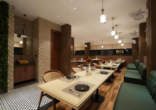 Posezení v ubytování Hotel The Atlantis Suites Near Vishwanath Temple