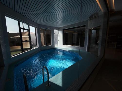 een zwembad in een huis met een raam bij شاليهات ايفا in Taif