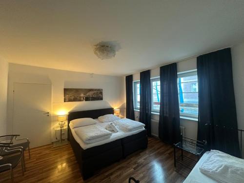 En eller flere senge i et værelse på XXL-Cologne Cathedral Apartment