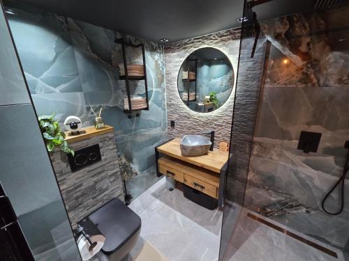 Et badeværelse på Woodland Wellness Resort