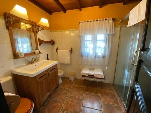 Et badeværelse på Casa Rural el Palmito, privater Pool