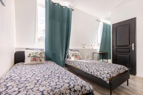 En eller flere senge i et værelse på Large house - 4 bedrooms & 4 bathrooms