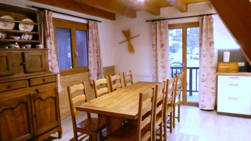 ein Esszimmer mit einem Holztisch und Stühlen in der Unterkunft Adret in Saint-Martin-de-Belleville