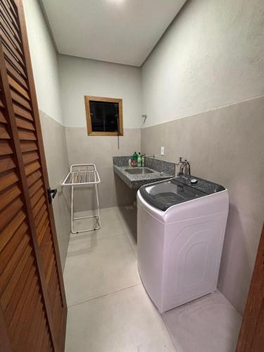 a bathroom with a sink and a toilet at casa refugio das bromelhas in Itacaré