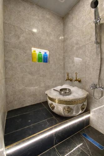 - une salle de bains avec un grand lavabo à bol dans le coin dans l'établissement Royal Fsm Suites, à Istanbul