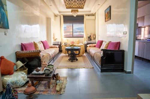 un salon avec deux canapés et une télévision dans l'établissement Sirajbeau miftah elkhair, à Béni Mellal