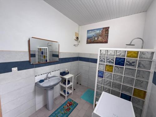 Ένα μπάνιο στο Manou