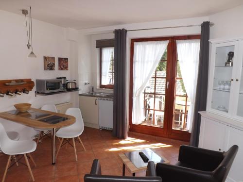 una cucina e una sala da pranzo con tavolo e sedie di Residenz Bocksberg-Blick & St. Florian a Hahnenklee-Bockswiese