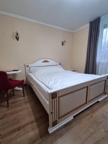 a bedroom with a large white bed in a room at Галичанка Еліт SPA in Gornyak