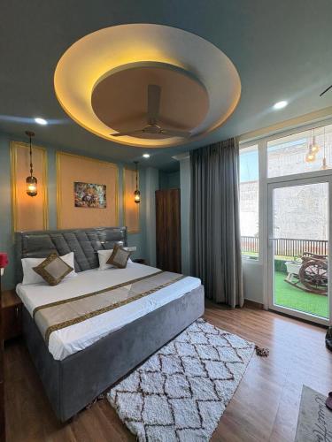 - une chambre avec un grand lit et un grand plafond dans l'établissement Room Racers Hotel, à Varanasi