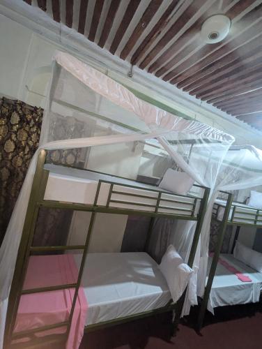 En eller flere senge i et værelse på Hamza Hostel