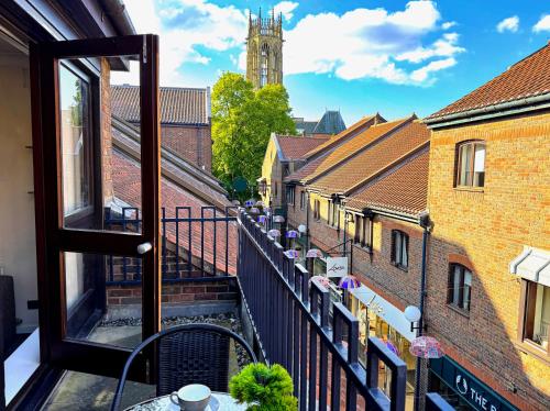 een balkon met uitzicht op een stadsstraat bij York City Centre Flat with view - Best Location - Walk to Everything in York