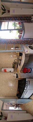 een uitzicht op een parkeerplaats met auto's bij Dpto 6 in La Cieneguita