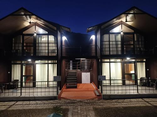 ein großes Gebäude mit Fenstern in der Nacht in der Unterkunft Shivir Aranya - Wilderness Resort in Alwar