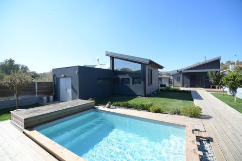 Swimmingpoolen hos eller tæt på Schinias beach villa 2