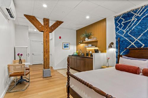 una camera con un letto e una croce sul muro di The Optimist Guesthouse | 2 a Camden