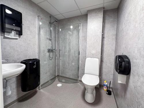 ein Badezimmer mit Dusche, Toilette und Waschbecken in der Unterkunft Nässjö Vandrarhem in Nässjö