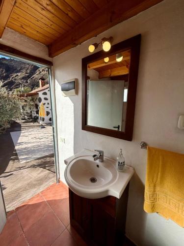 a bathroom with a sink and a mirror at Casa Naranjo in Ayacata