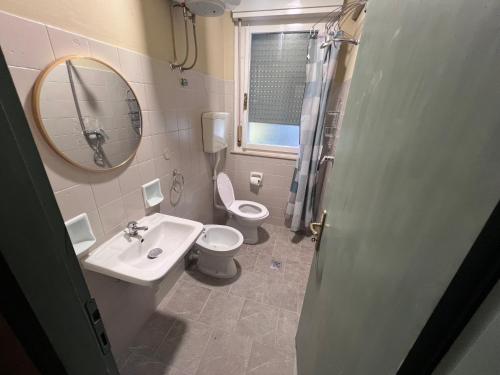 Et badeværelse på Egles Apartments Lignano Sabbiadoro Arena Beach