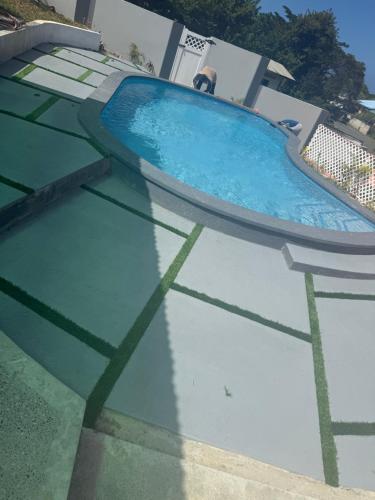 ein Swimmingpool auf einem Gebäude in der Unterkunft BoyceGuest apartment #1 in Black Rock