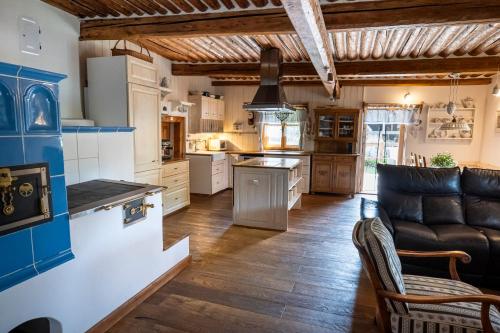 een grote keuken met een bank en een tafel bij Jizerská roubenka in Bohdalovice