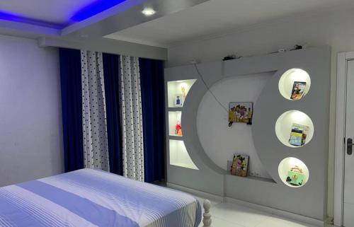 En eller flere senge i et værelse på Modern Camama Getaway for Work or Family stays