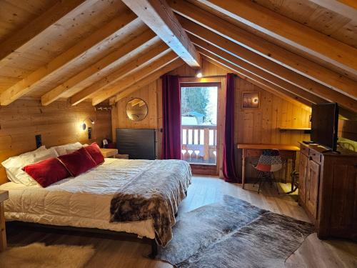 En eller flere senge i et værelse på Chalet le Nid independant mountain chalet