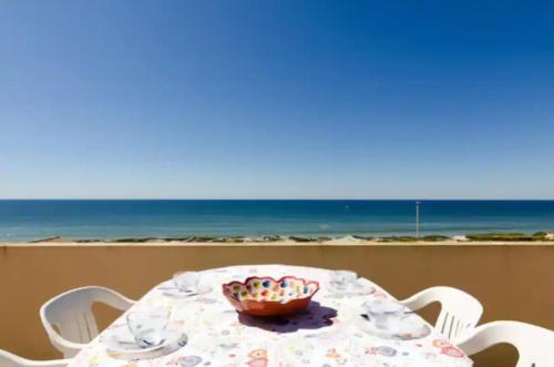 een tafel met een schaal snoep op het strand bij Blife Mariangya private rooms at Faro beach in Faro