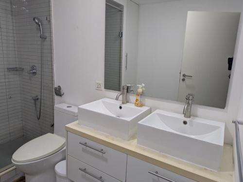 Koupelna v ubytování 2 Bedroom House at Ayi Mensah Park