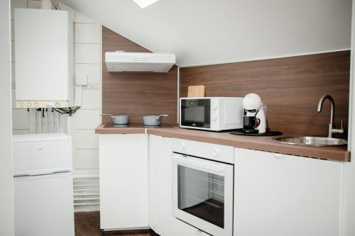 Nhà bếp/bếp nhỏ tại Le Mansardé chaleureux T3 - 2 chambres Netflix WIFI