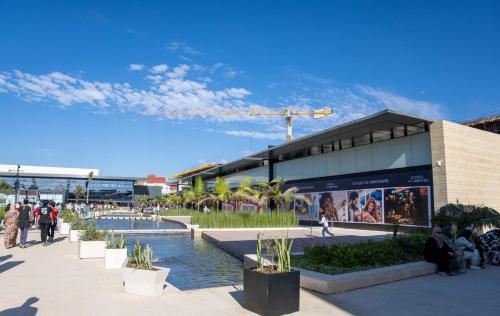 een groep mensen die voor een gebouw zitten bij Carrousel Atlantic View in Rabat
