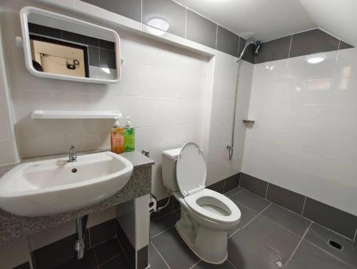 Et badeværelse på The Blue Oasis Cozy Phuket Getaway