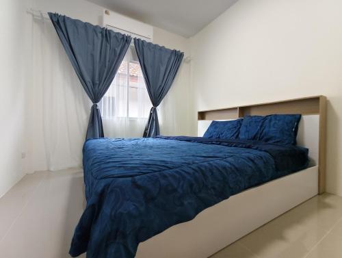 En eller flere senge i et værelse på The Blue Oasis Cozy Phuket Getaway