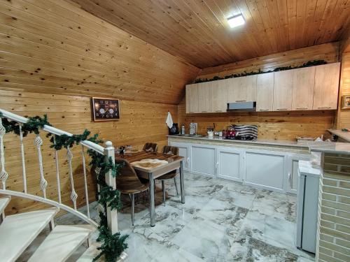 Il comprend une cuisine avec des murs et un plafond en bois. dans l'établissement Qusar A-Frame, à Qusar