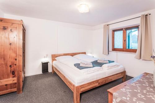 een kleine slaapkamer met een bed en een raam bij Ferienhaus Lotta in Umhausen