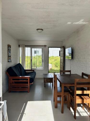 ein Wohnzimmer mit Sofa und Tisch in der Unterkunft Casa, Punta del Este in Punta del Este