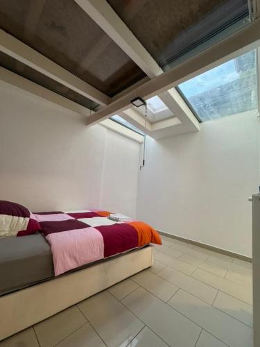 een slaapkamer met een bed in een kamer met een raam bij Elegantes City-Apartment im MG-Zentrum in Mönchengladbach