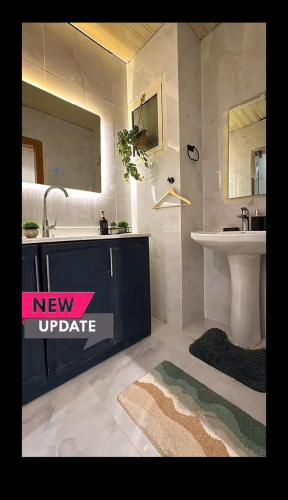 een nieuwe, gemoderniseerde badkamer met een wastafel en een extra wastafel bij #أستديو إطلالة الرياض in Riyad