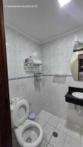 un bagno con un water e un lavandino di Apartamento à 5min à pé da Praia a Ubatuba