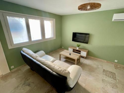 Maison 4 chambres pour 7 personnes max, terrasse, jardin, entièrement rénovée, clim réversible, WiFi, parking, cuisine équipée, à 5 min d'Avignon Intra-Muros en Tramway